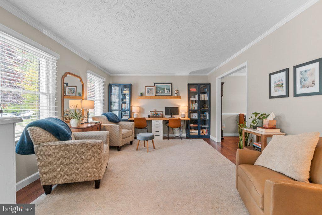703 Macphail Court N photo 9
