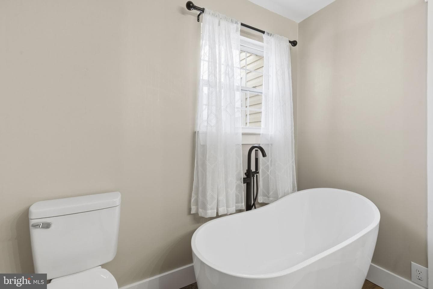 587 Kirkcaldy Way photo 23