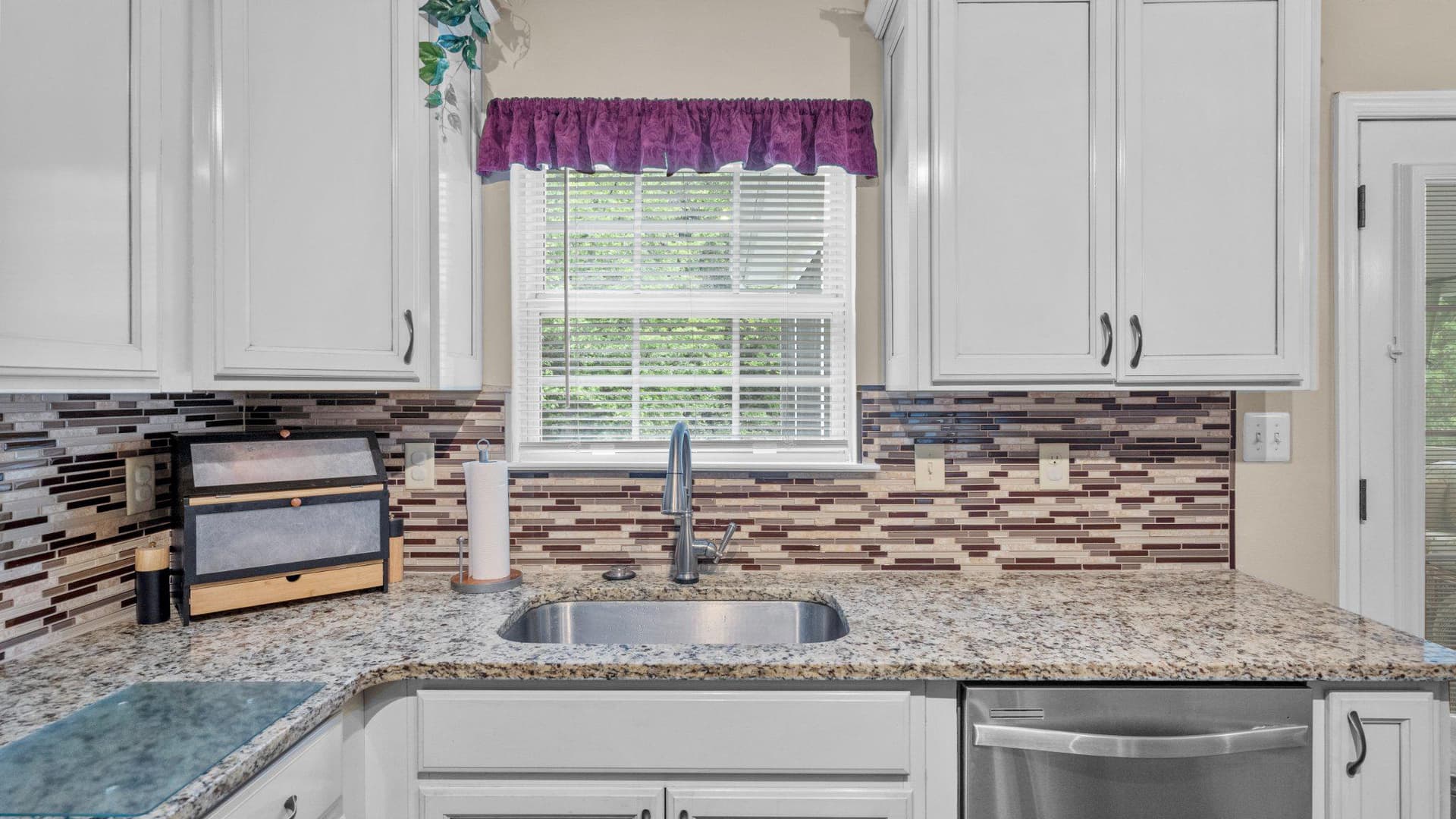 405 Devonshire Court photo 20