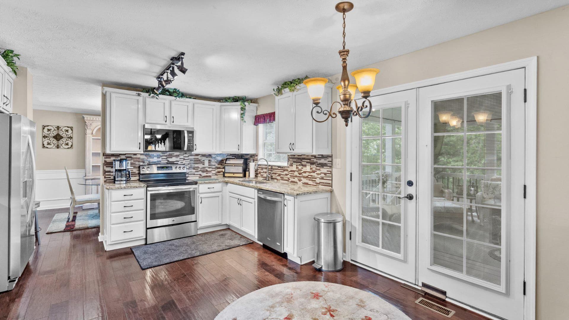 405 Devonshire Court photo 22