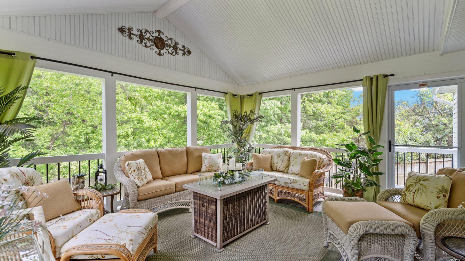 405 Devonshire Court photo 26