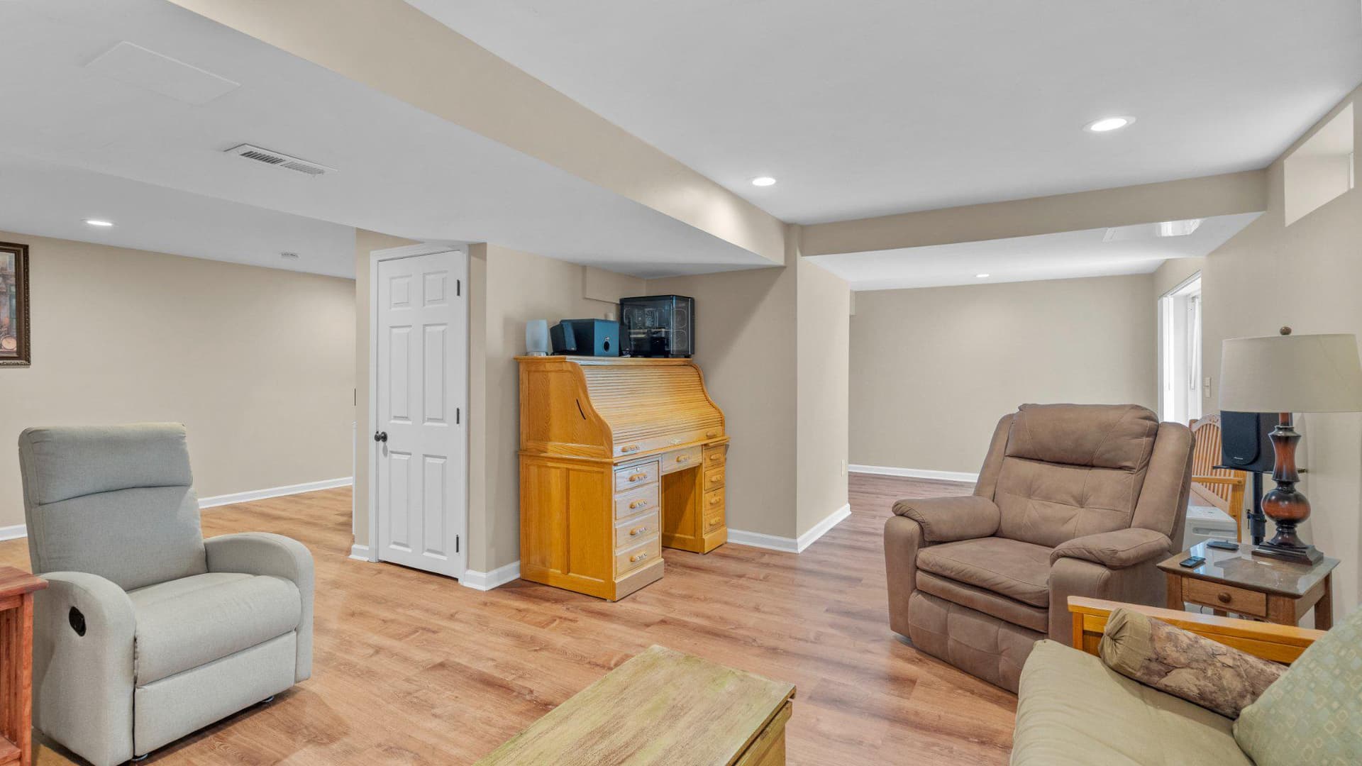 405 Devonshire Court photo 43