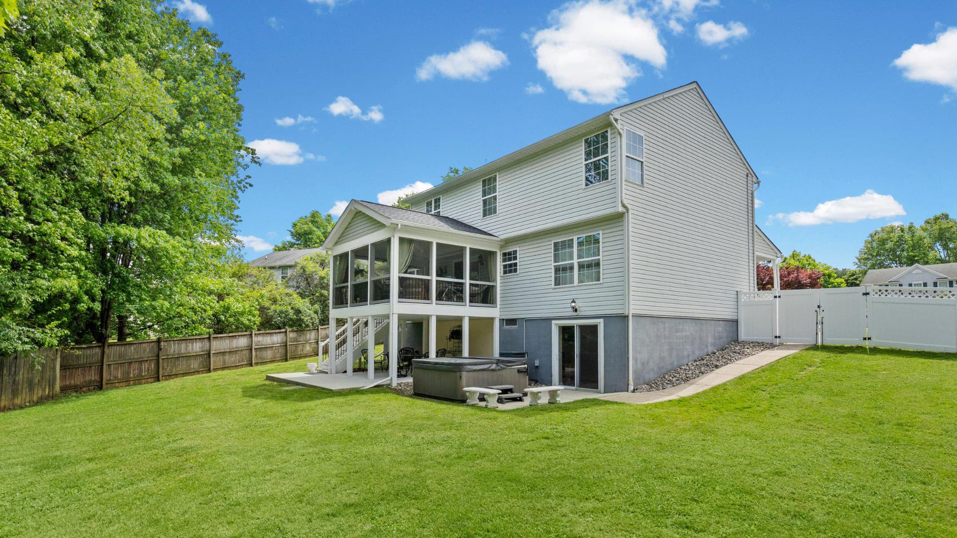 405 Devonshire Court photo 48