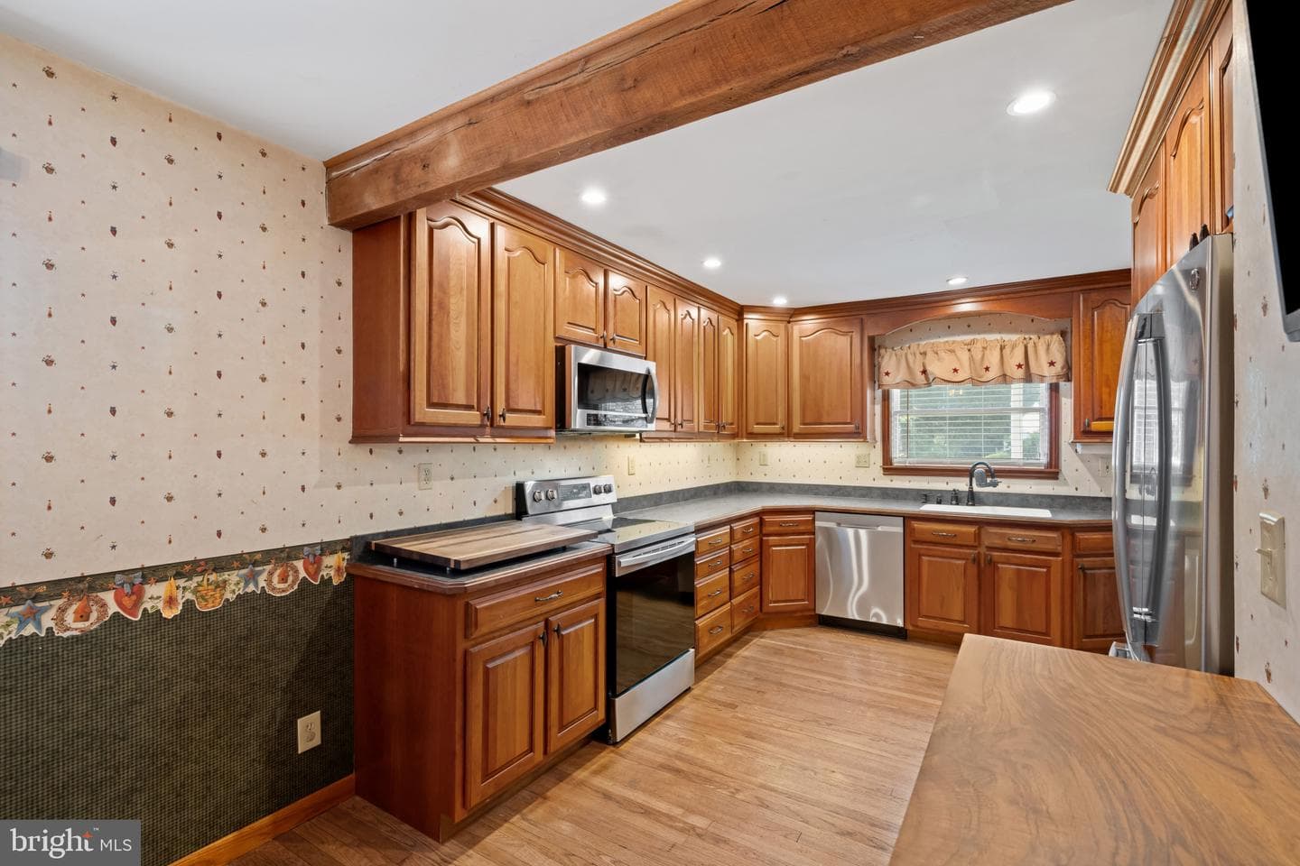817 Giles Street photo 8