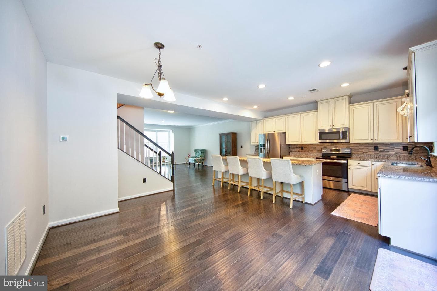 1305 Dickinson Court photo 8