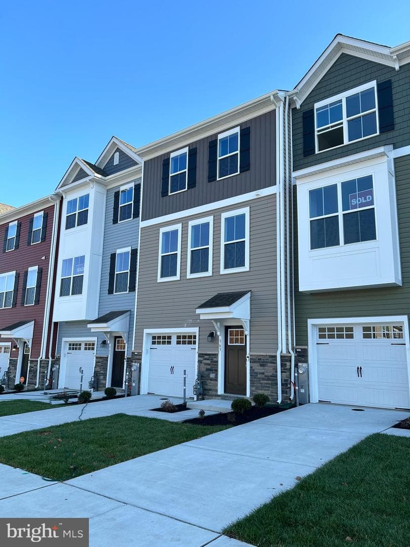 338 Aqua Square, Edgewood