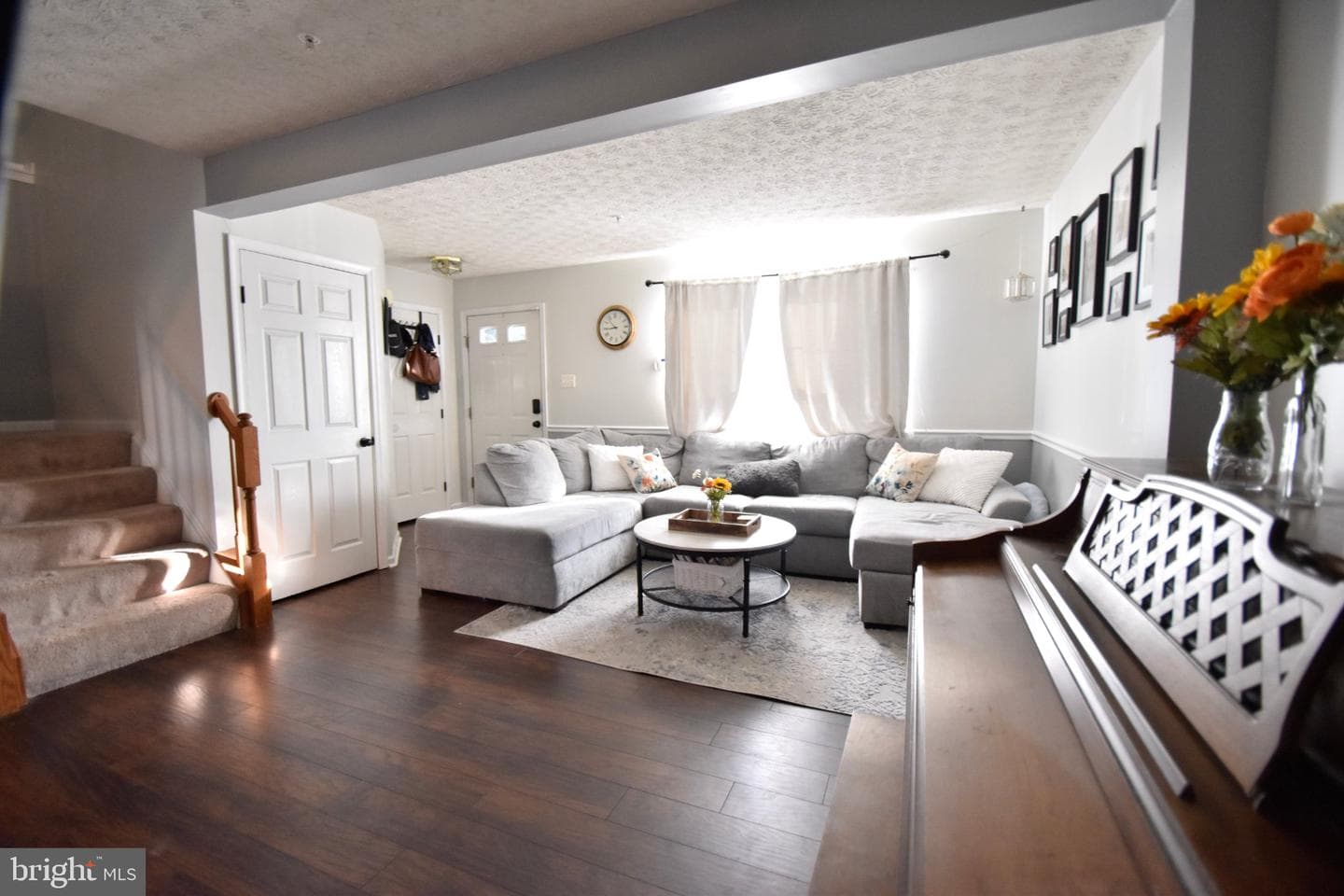1032 Jeanett Way photo 3