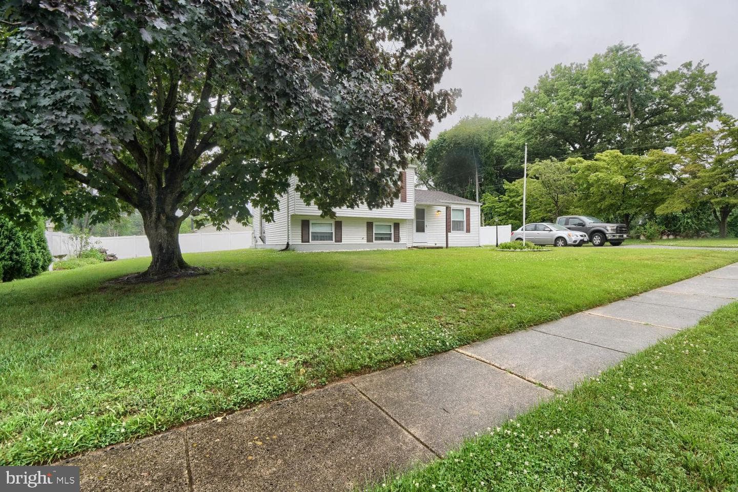 1520 Meadowcrest Court photo 3