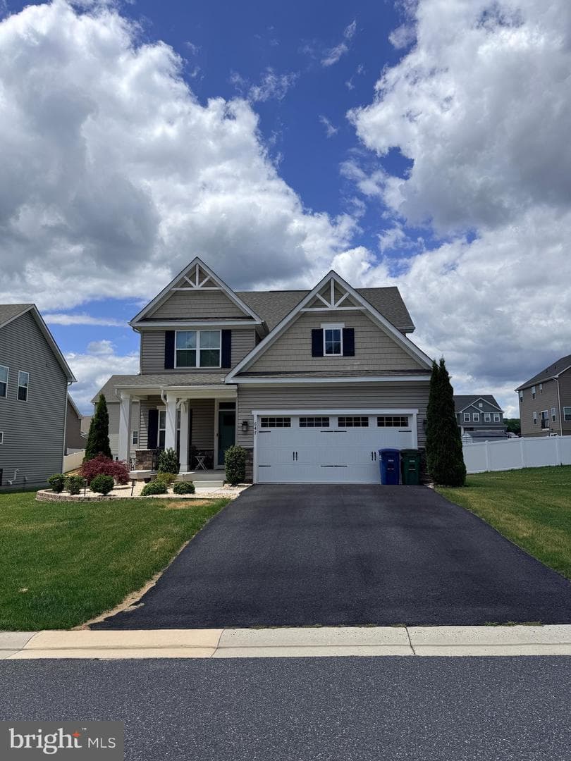647 Falcon Lane photo 3