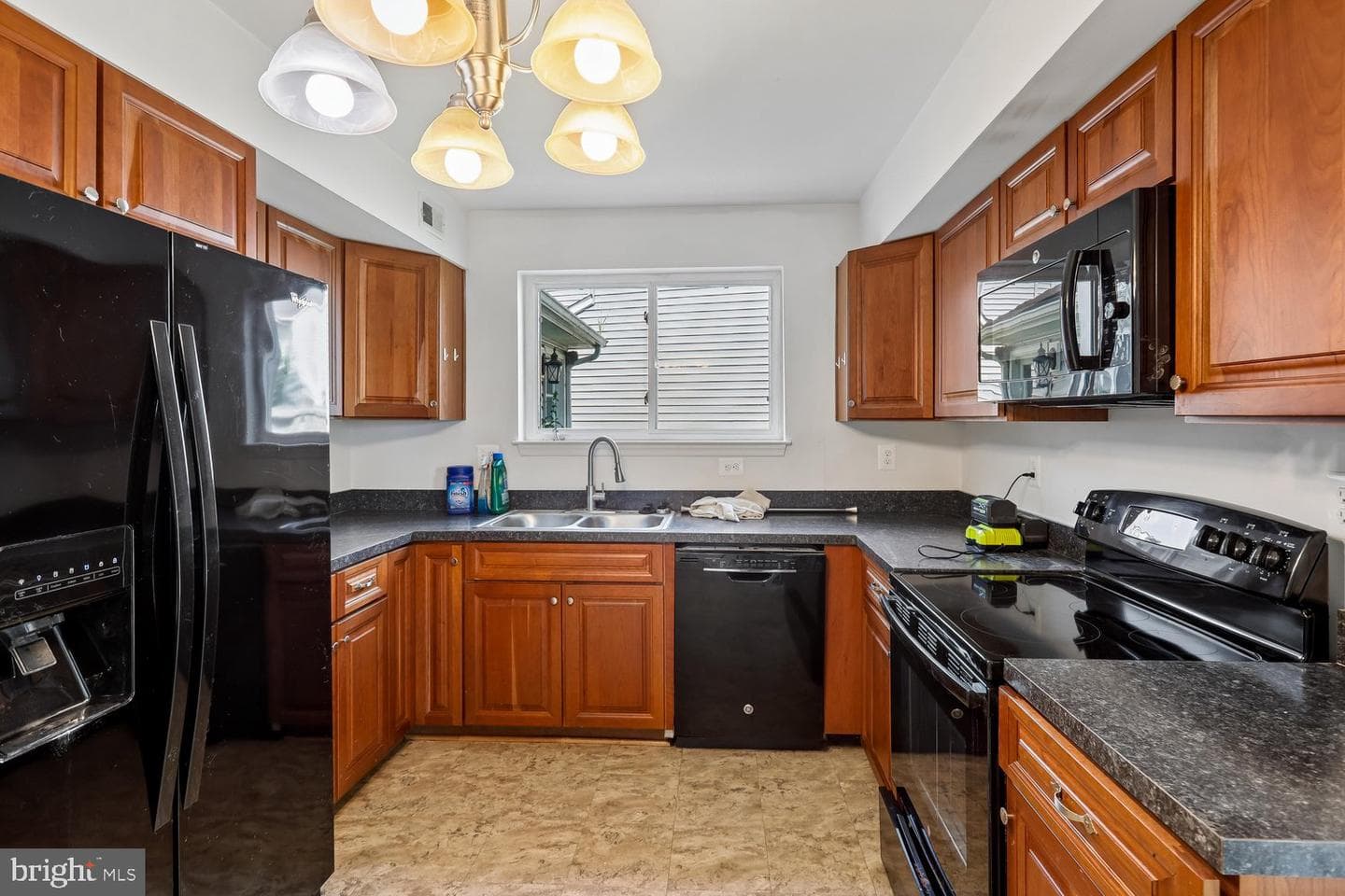 472 Winterberry Drive photo 12