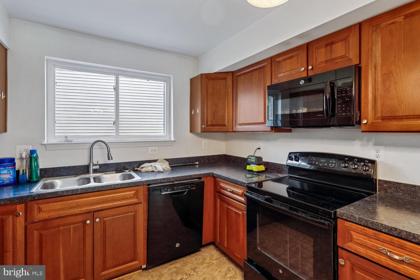 472 Winterberry Drive photo 14
