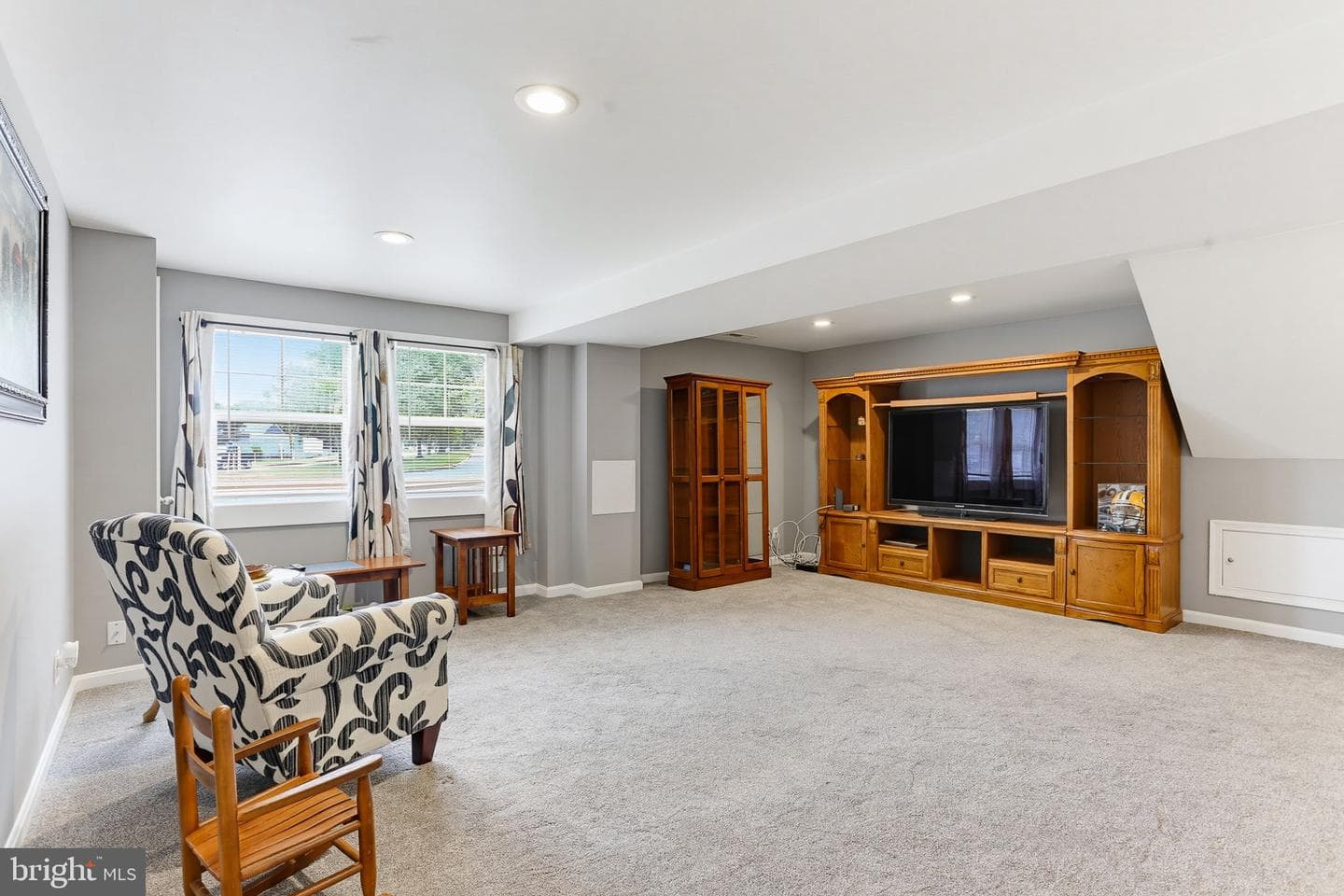 645 Walker Street photo 11