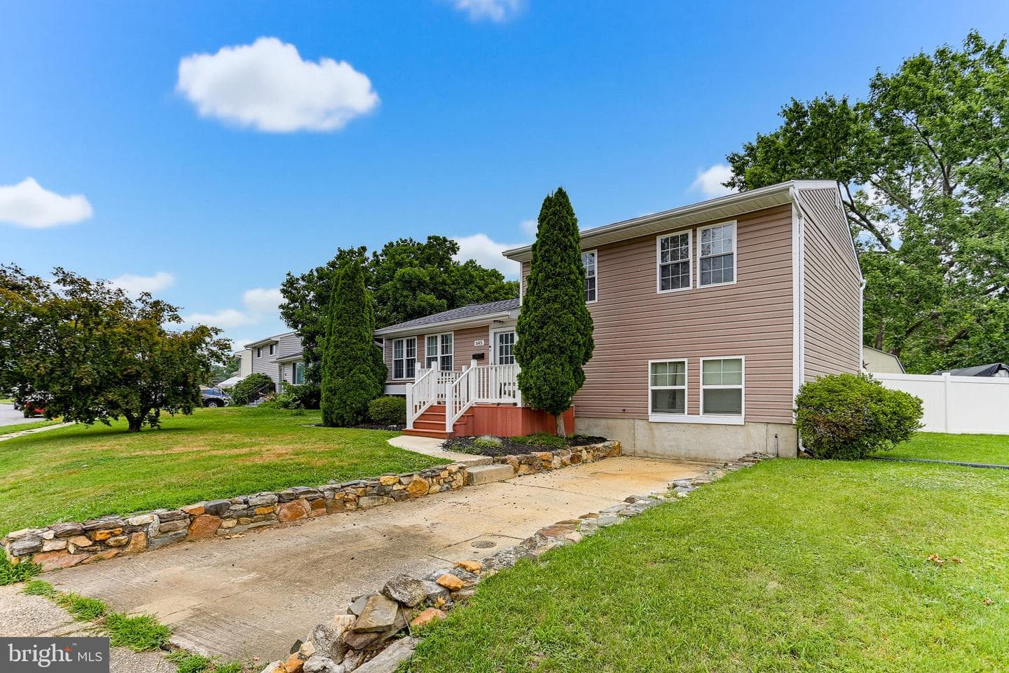 645 Walker Street photo 29