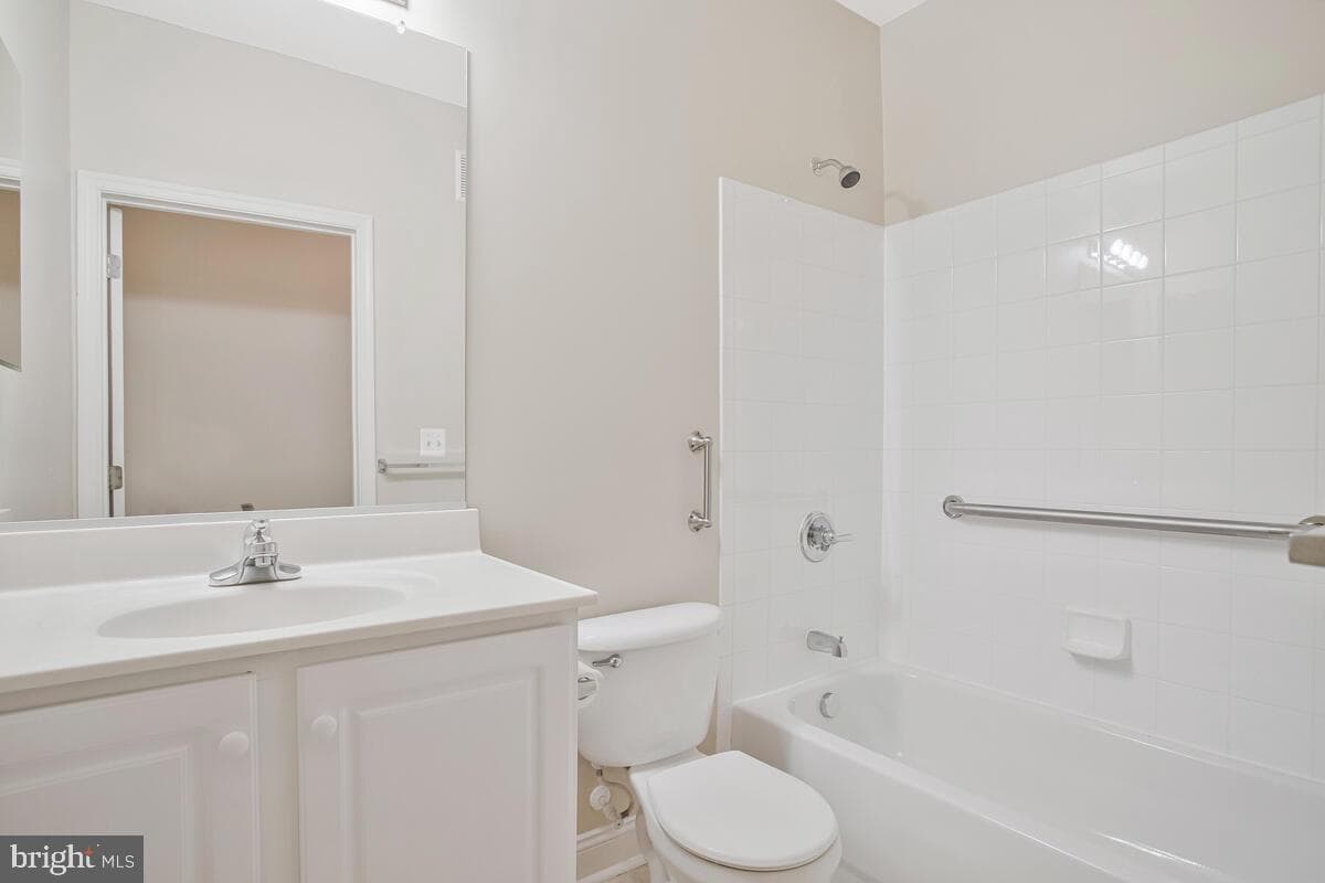2550 Kensington Gardens #205 photo 27