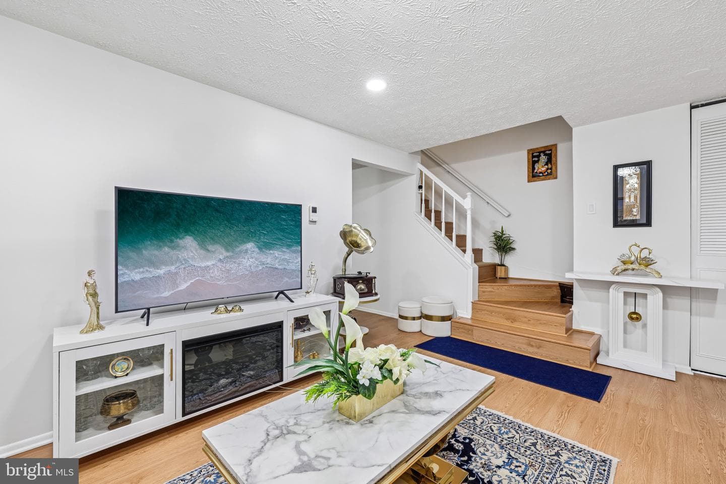7856 Marioak Drive photo 3