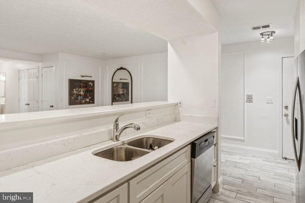 6205 Sandpiper Court #202 photo 11