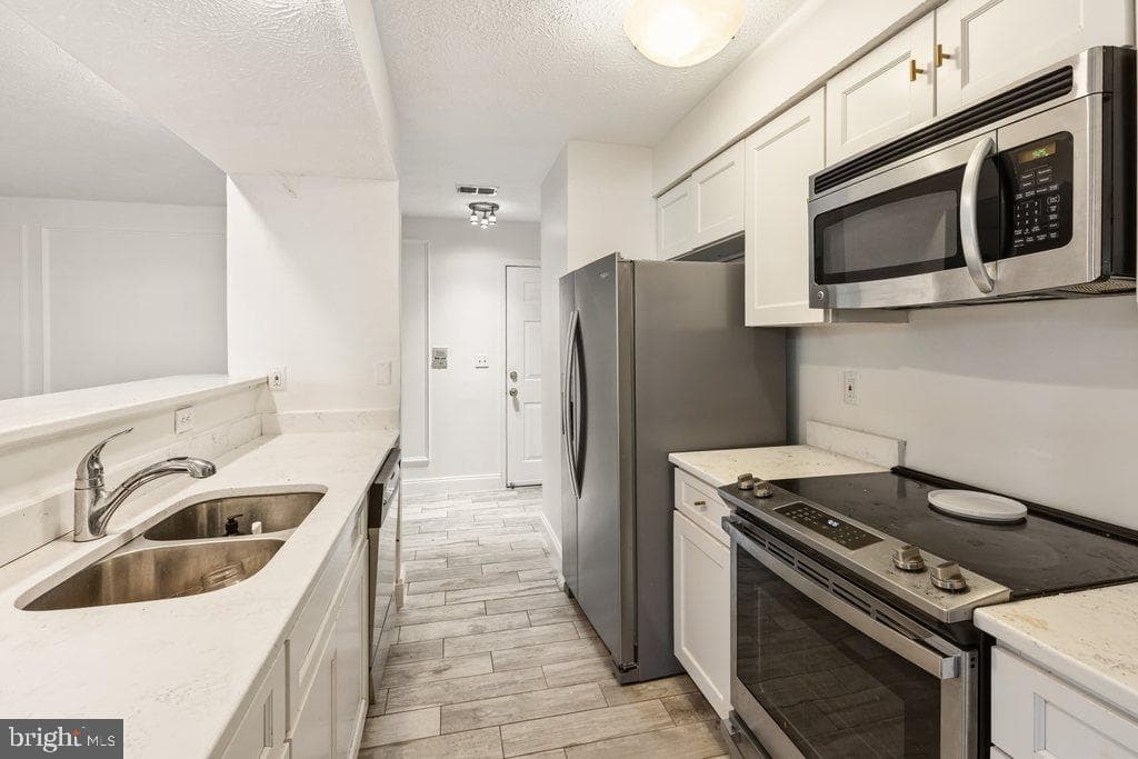 6205 Sandpiper Court #202 photo 12