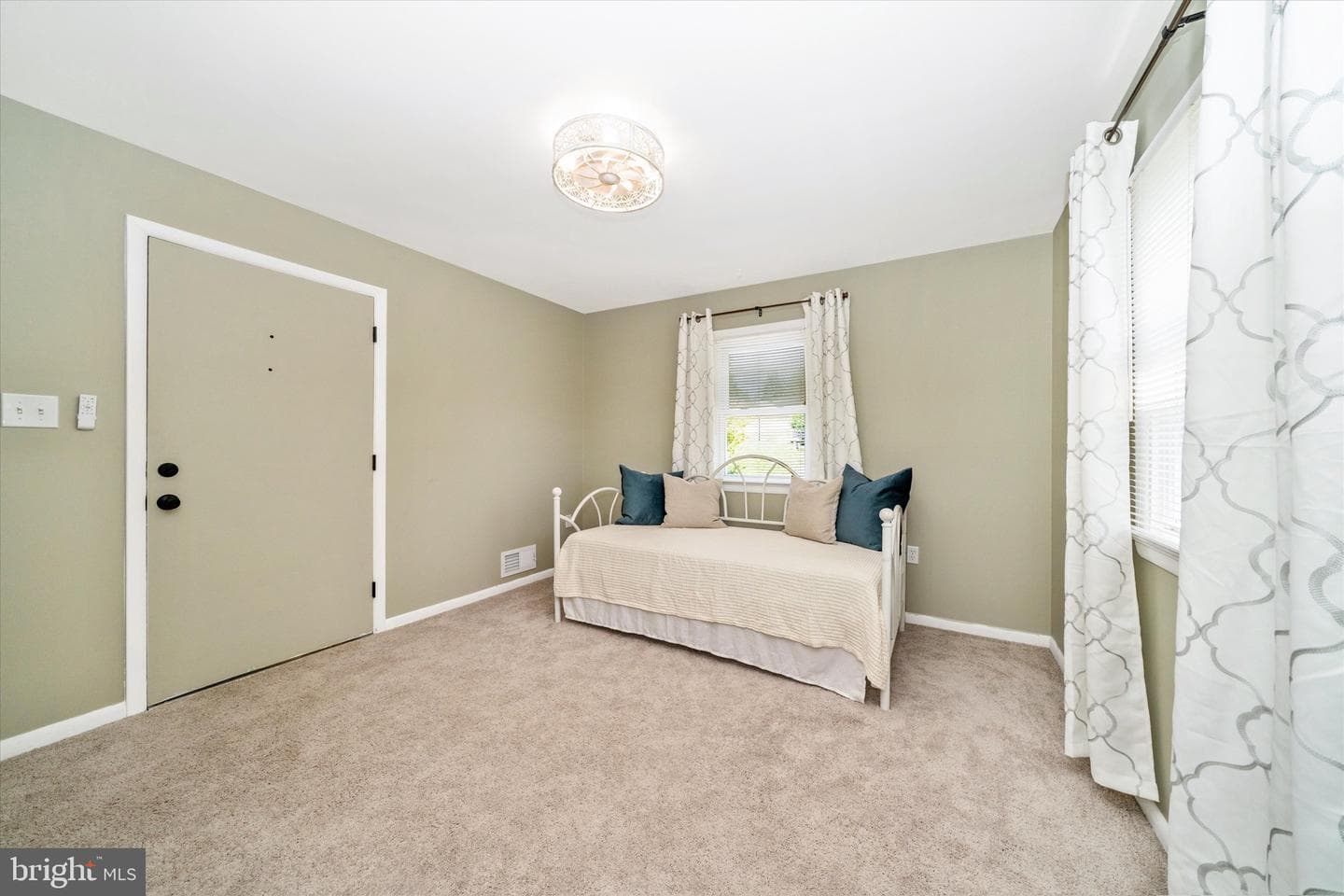 8409 Woodward Street photo 25