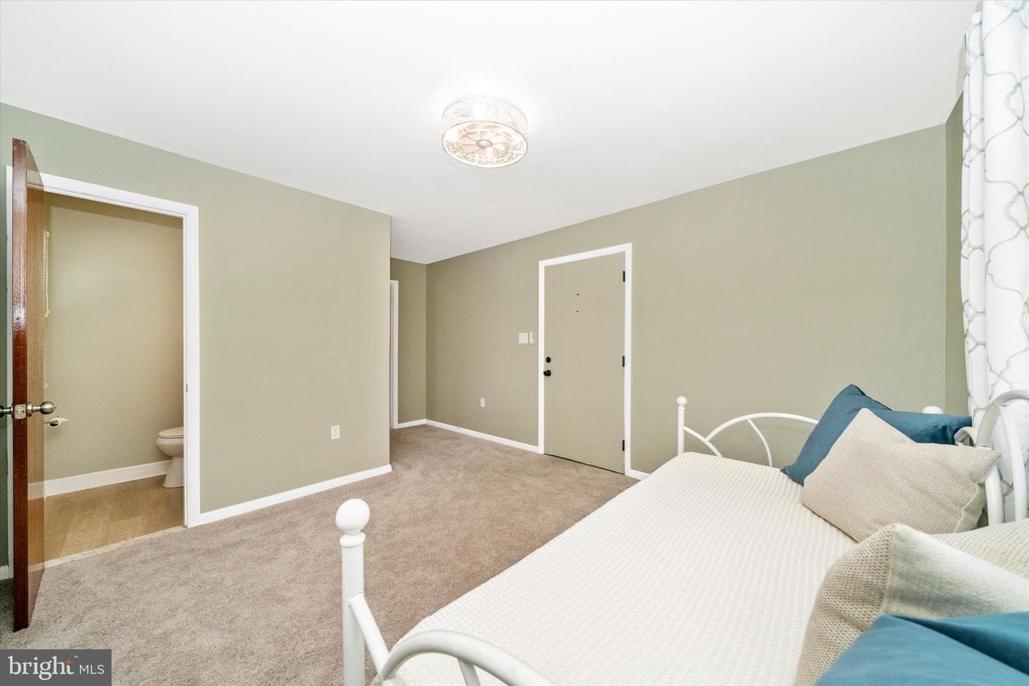 8409 Woodward Street photo 27