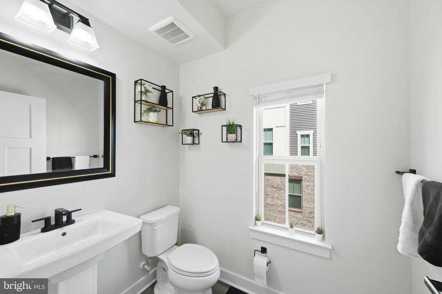 2542 Verona Pl # B photo 13
