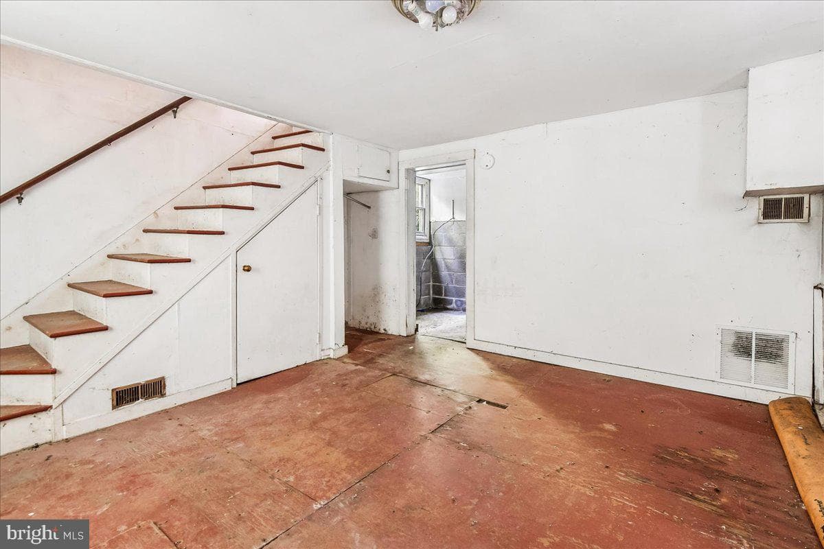 8472 Frederick Road photo 17
