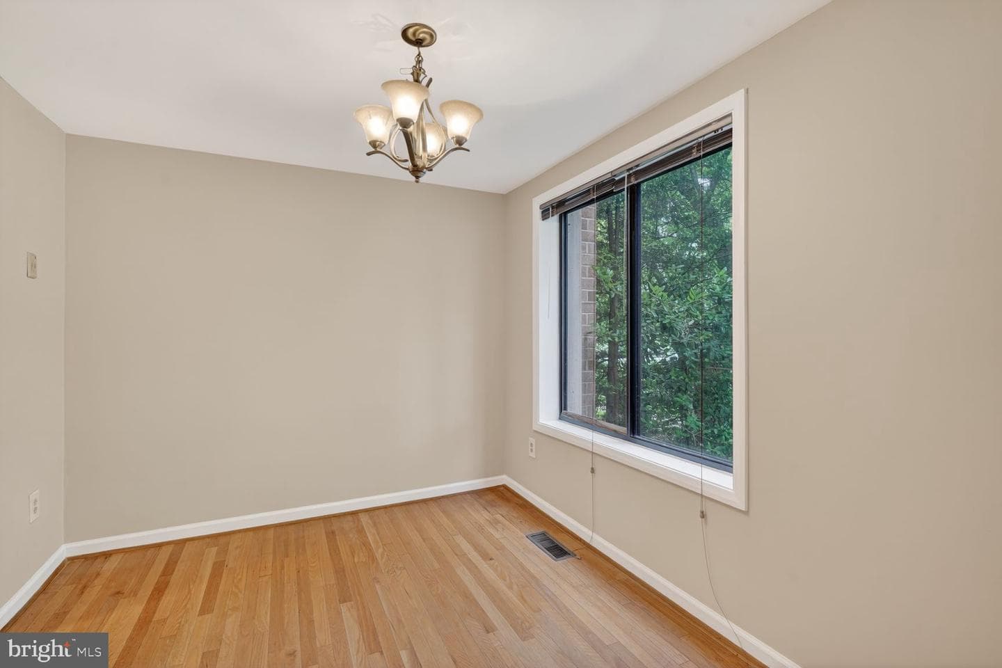 6584 Sweet Fern, Columbia