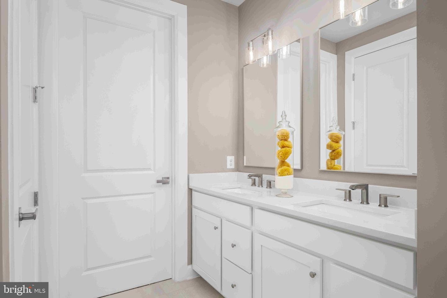 5439 Pondview Ln photo 9