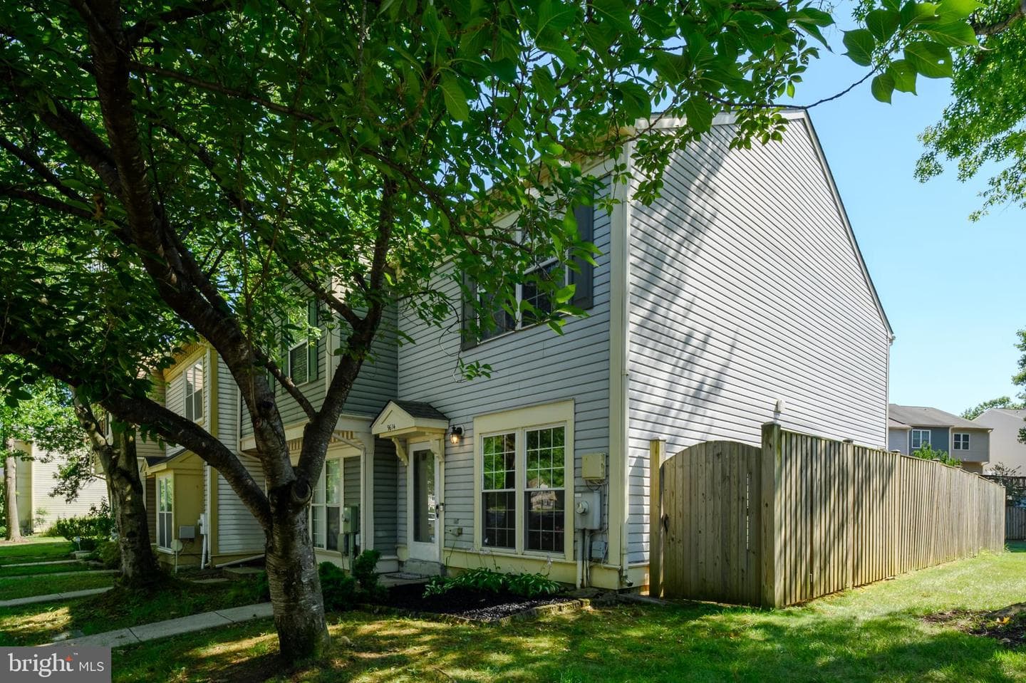 9614 Hingston Downs, Columbia