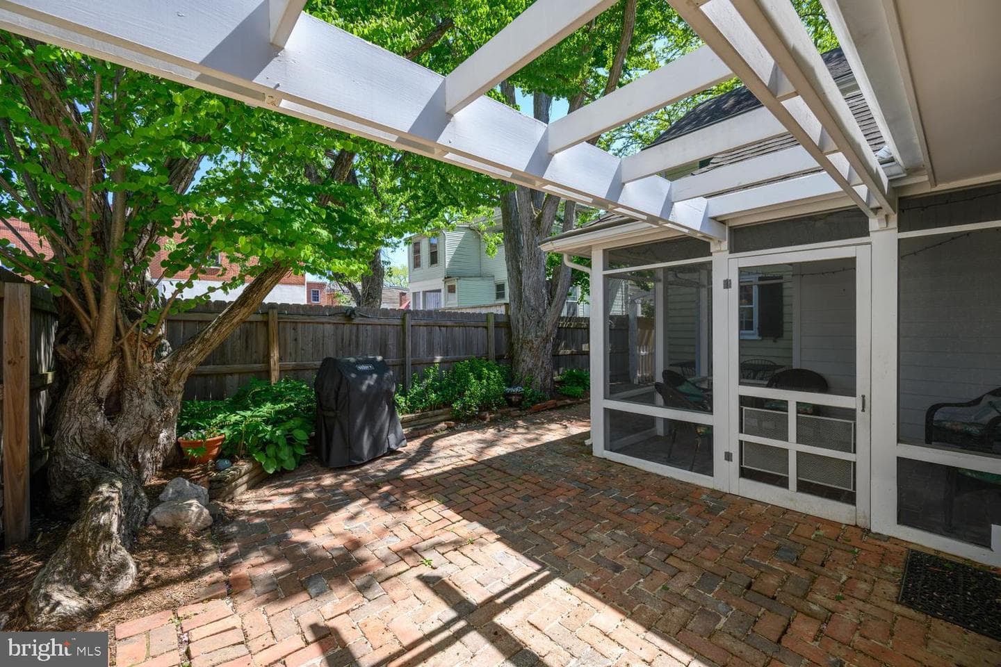106 N Queen St photo 20