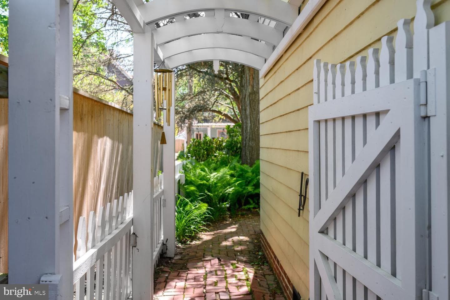 106 N Queen St photo 21