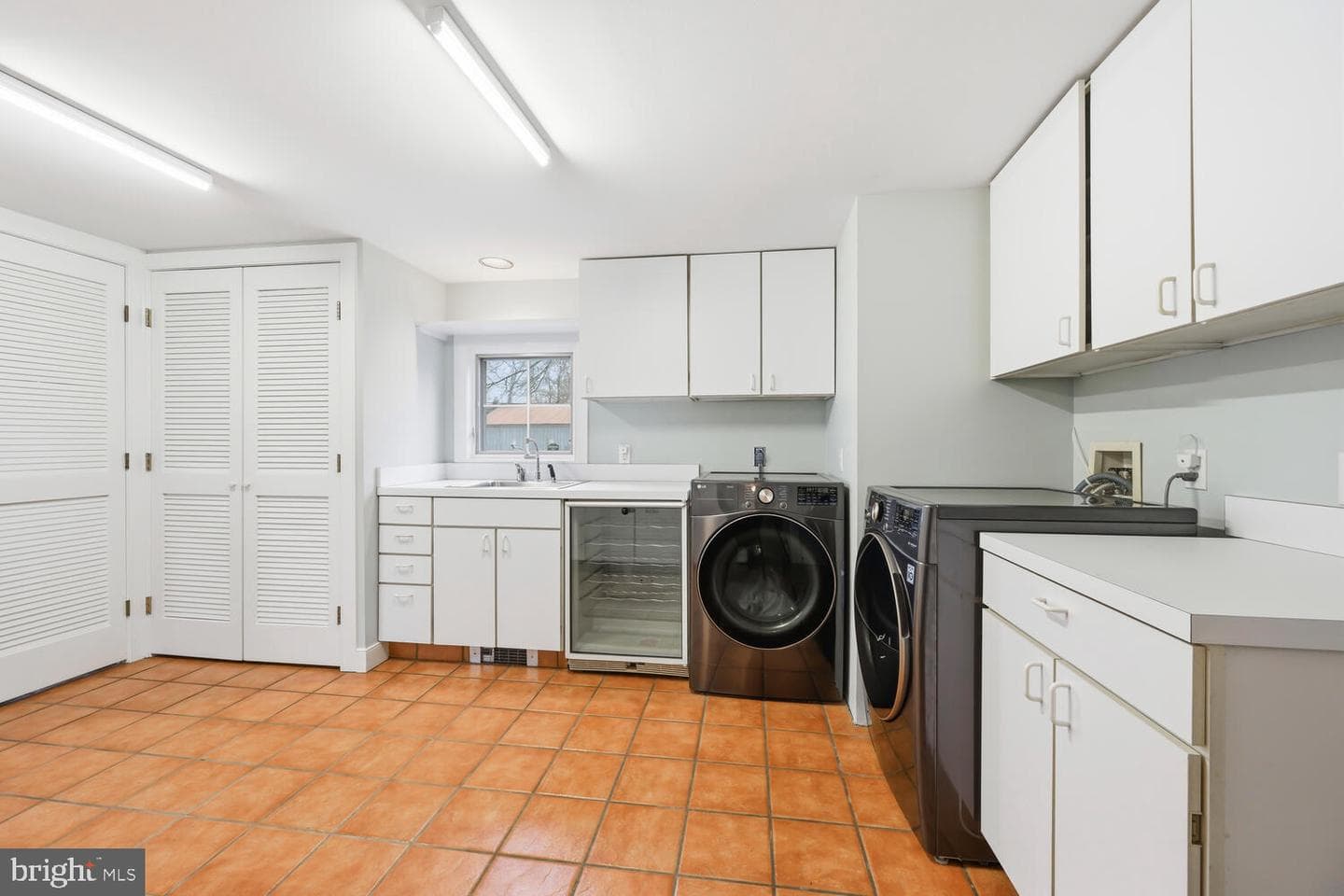 106 N Queen St photo 45