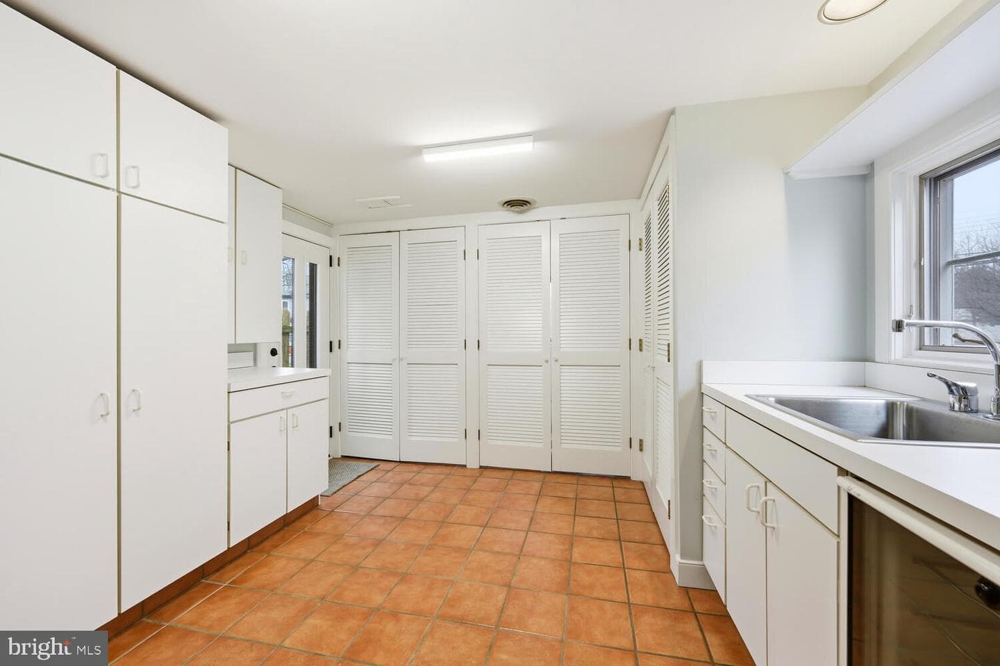 106 N Queen St photo 46