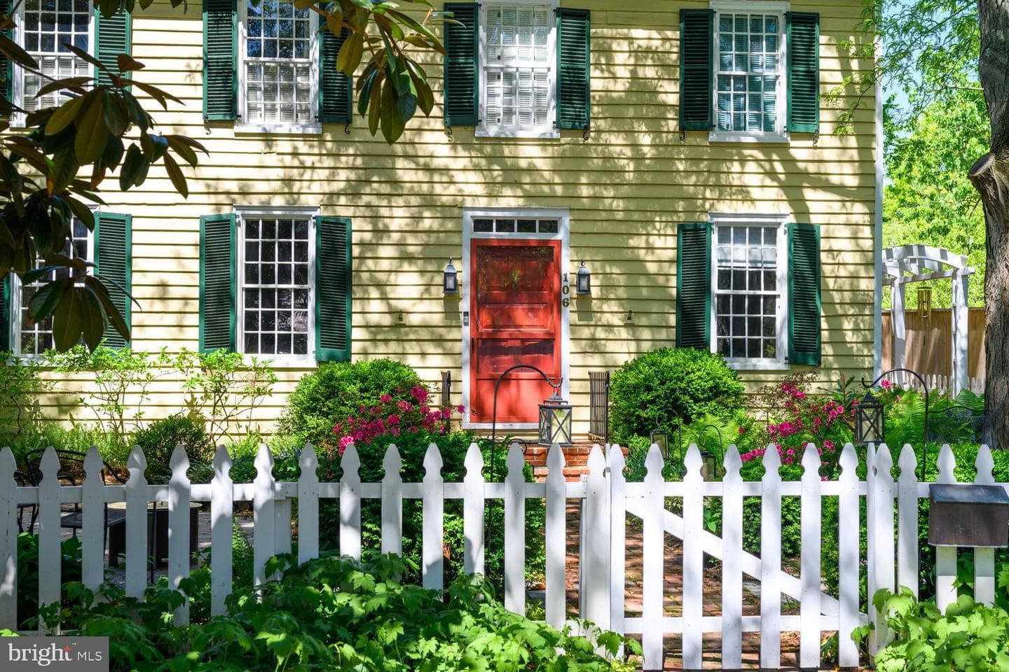 106 N Queen St photo 8