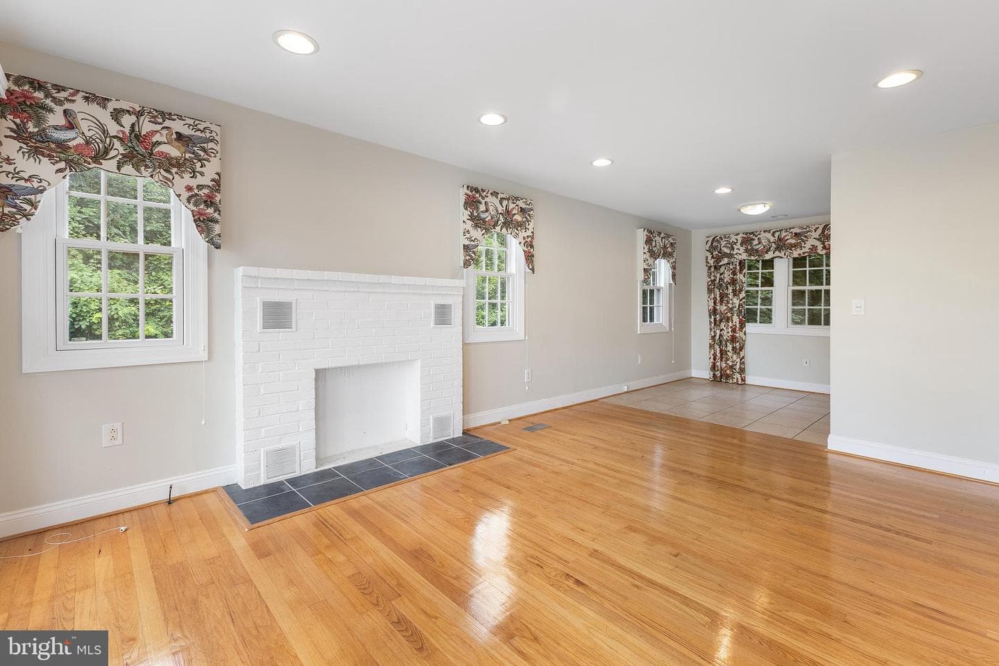 896 Washington Ave photo 4
