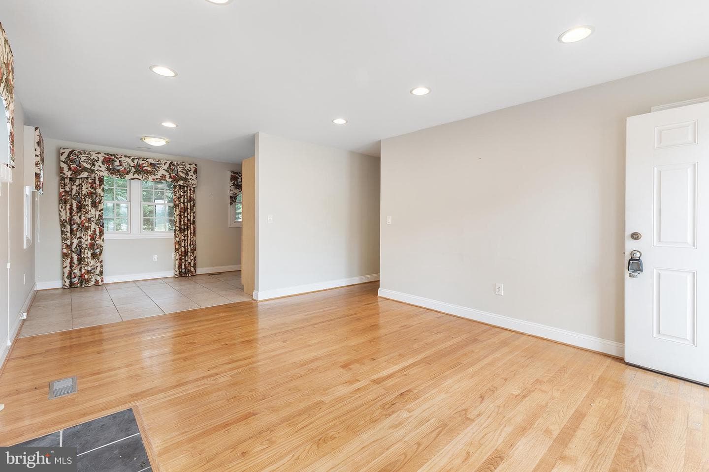 896 Washington Ave photo 8