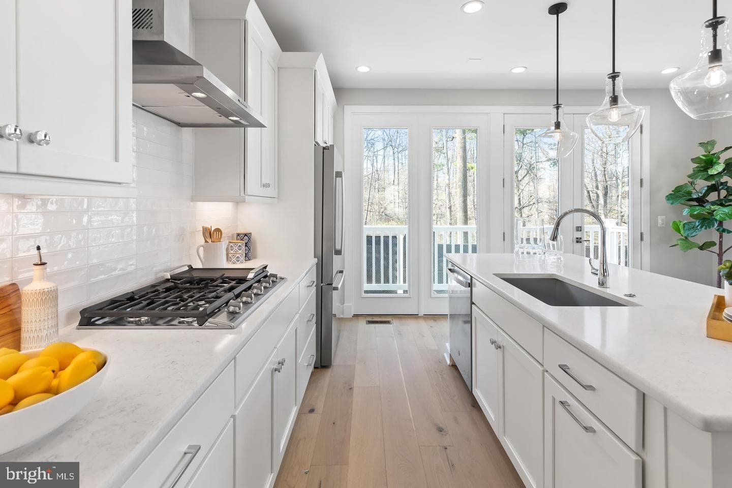 10302 Grosvenor Place photo 10