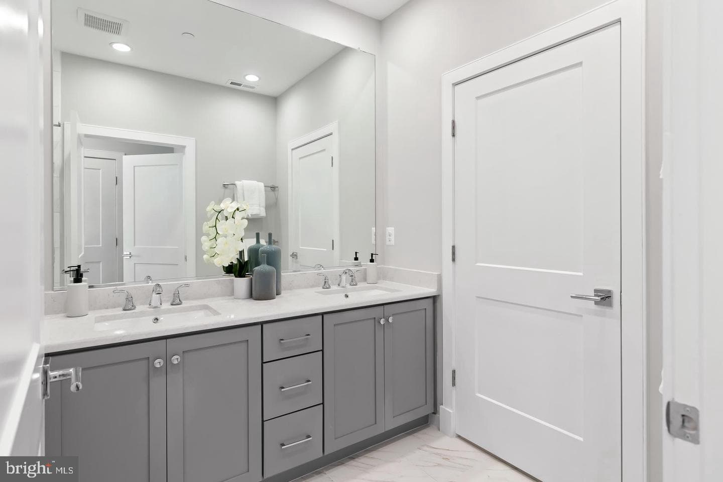 10302 Grosvenor Place photo 24
