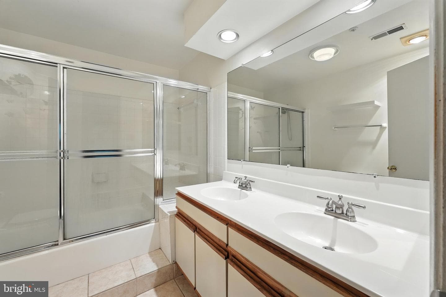 3301 Sir Thomas Drive #6-B-22 photo 27