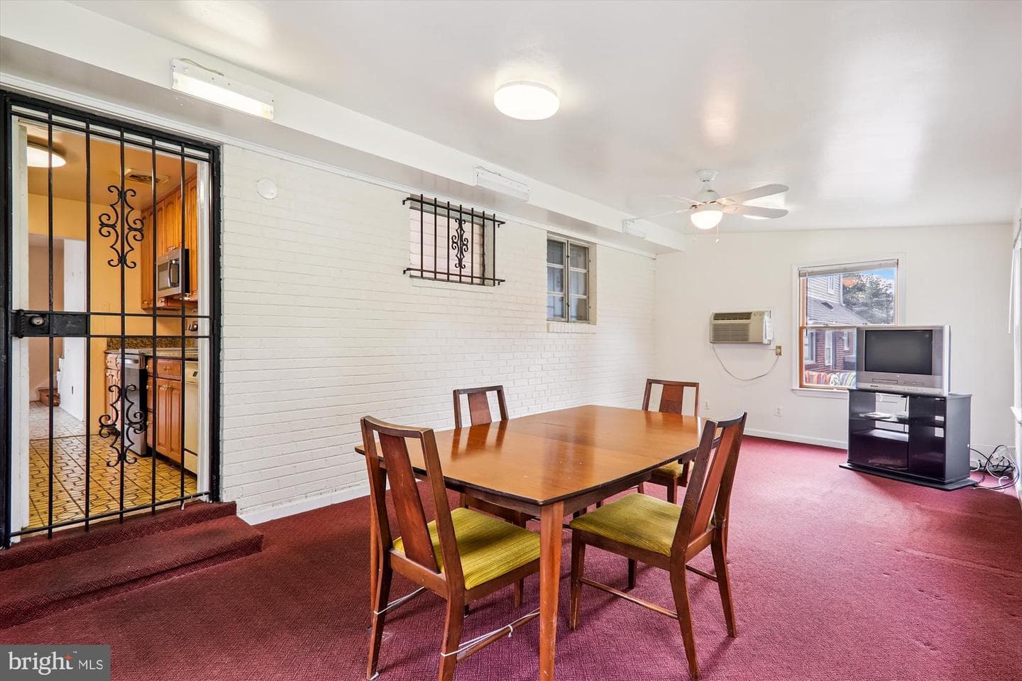 9507 Adelphi Road photo 16