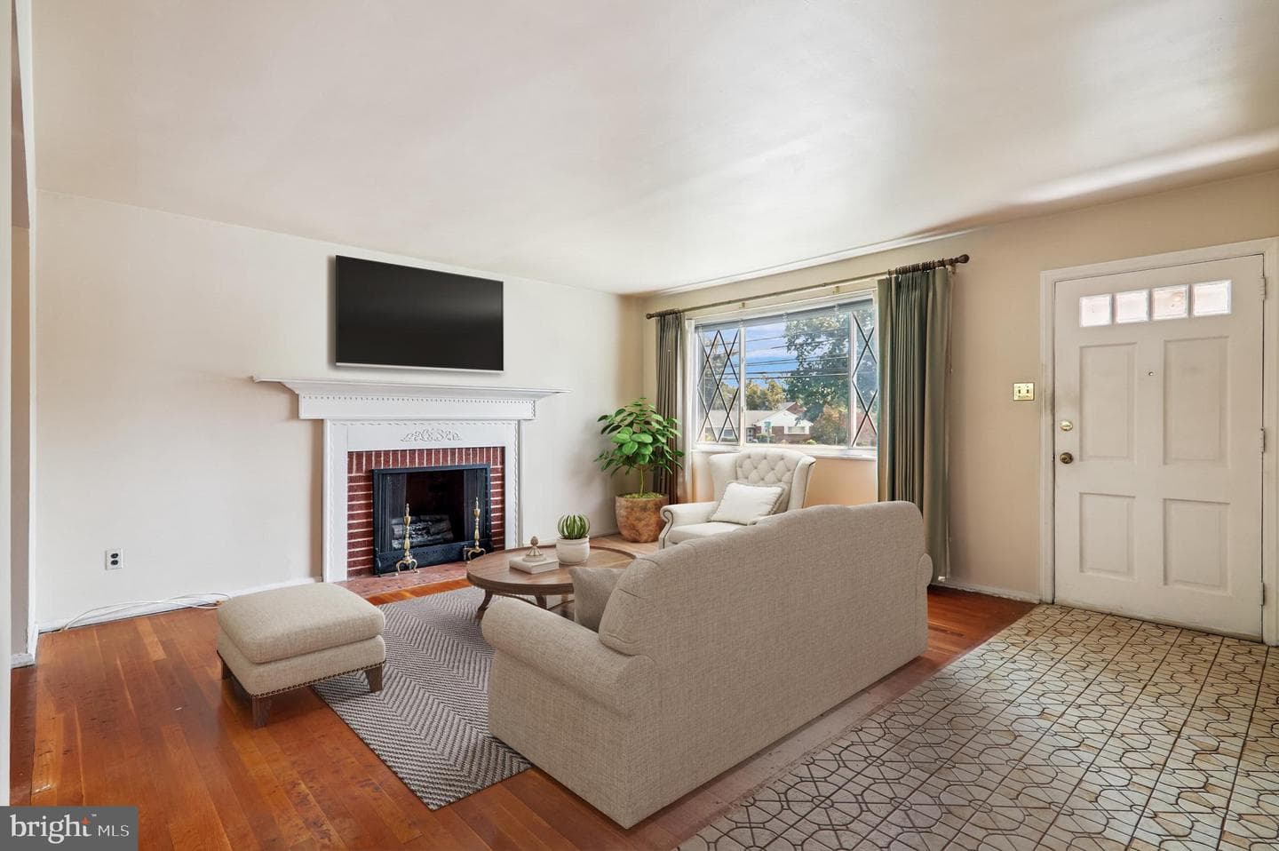 9507 Adelphi Road photo 3