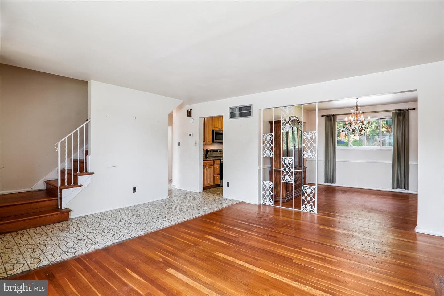 9507 Adelphi Road photo 6