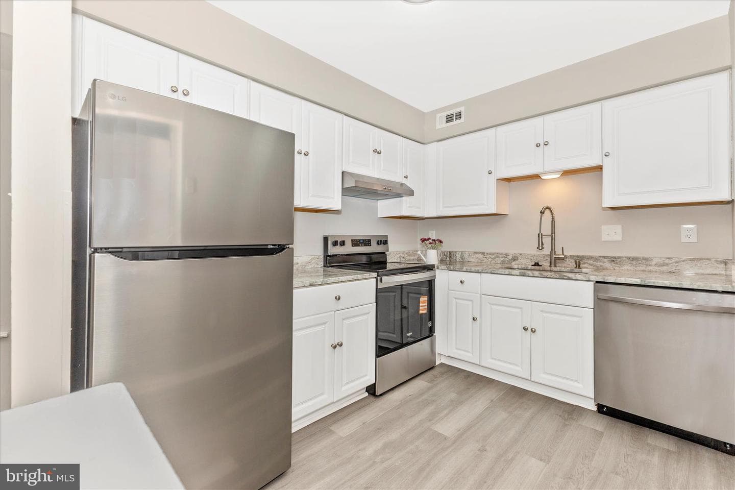 2861 Shepperton Terrace photo 18