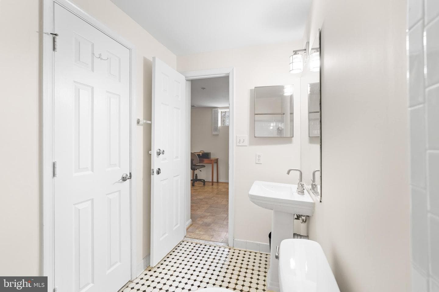 596 Chestertown Street photo 50