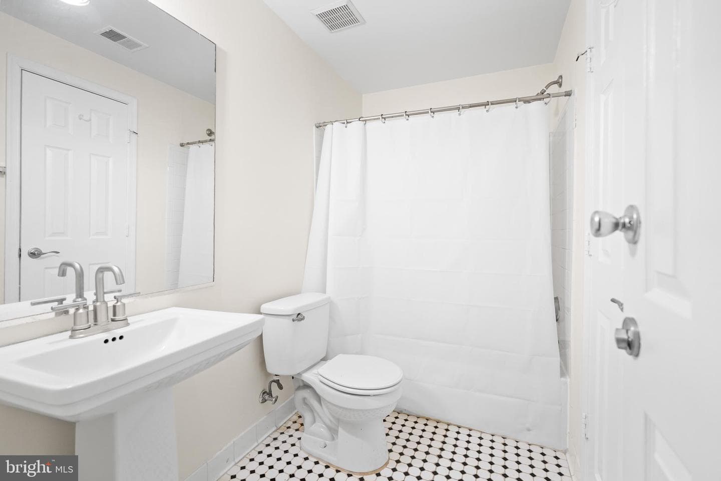 596 Chestertown Street photo 52