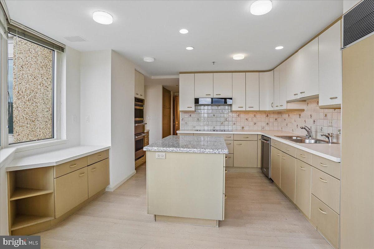 5600 Wisconsin Avenue #1303/1304 photo 22