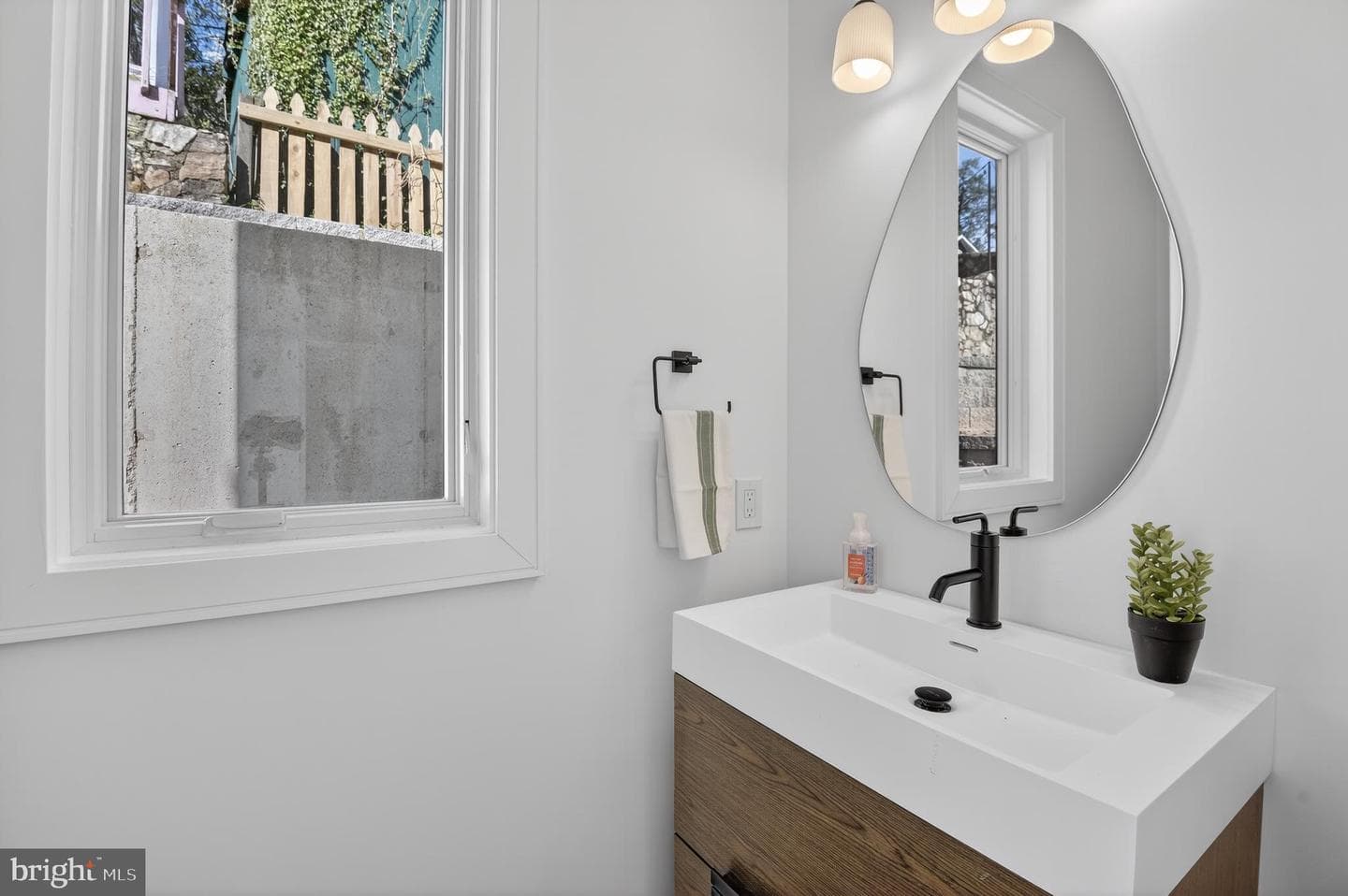 5011 Newport Avenue photo 23