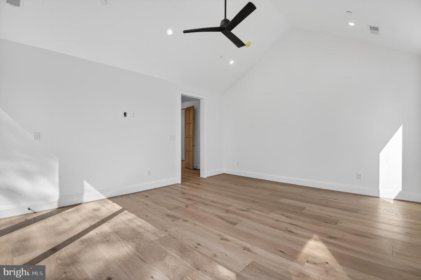 5011 Newport Avenue photo 31