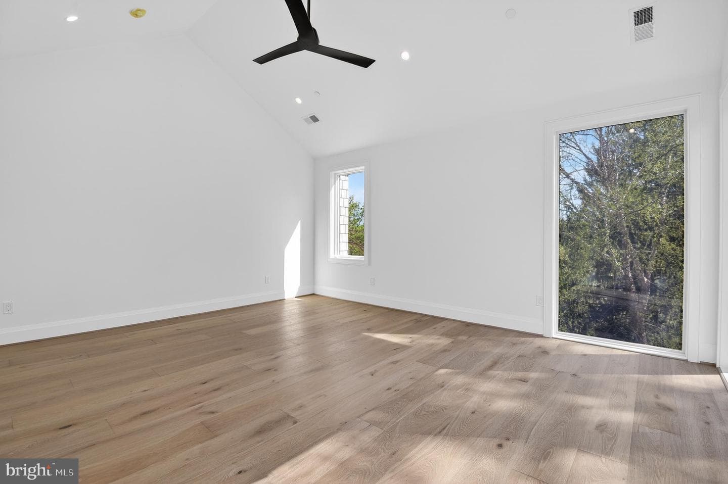 5011 Newport Avenue photo 32