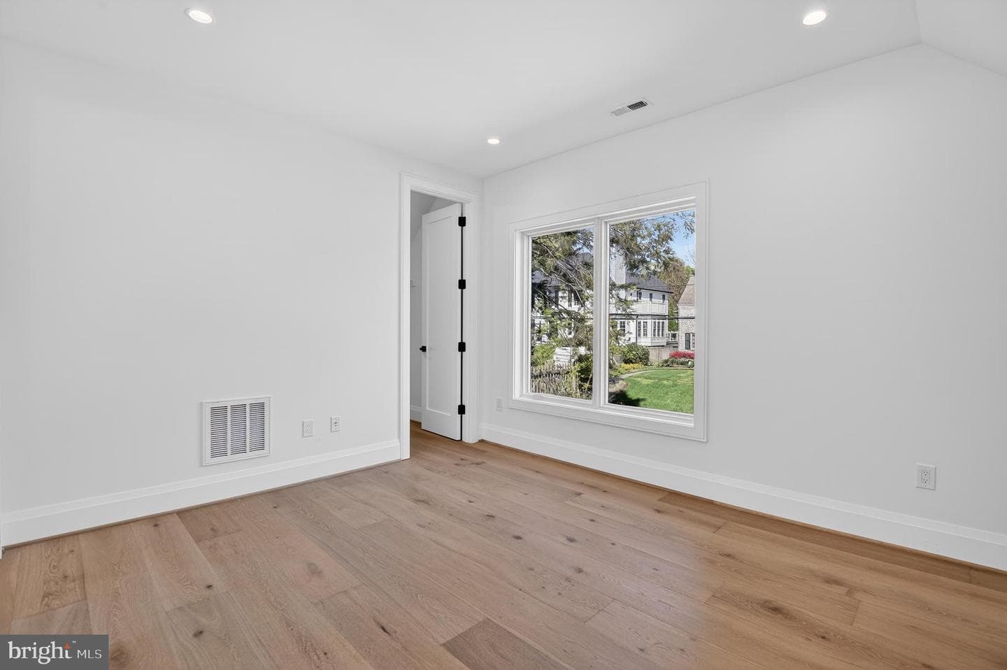 5011 Newport Avenue photo 44