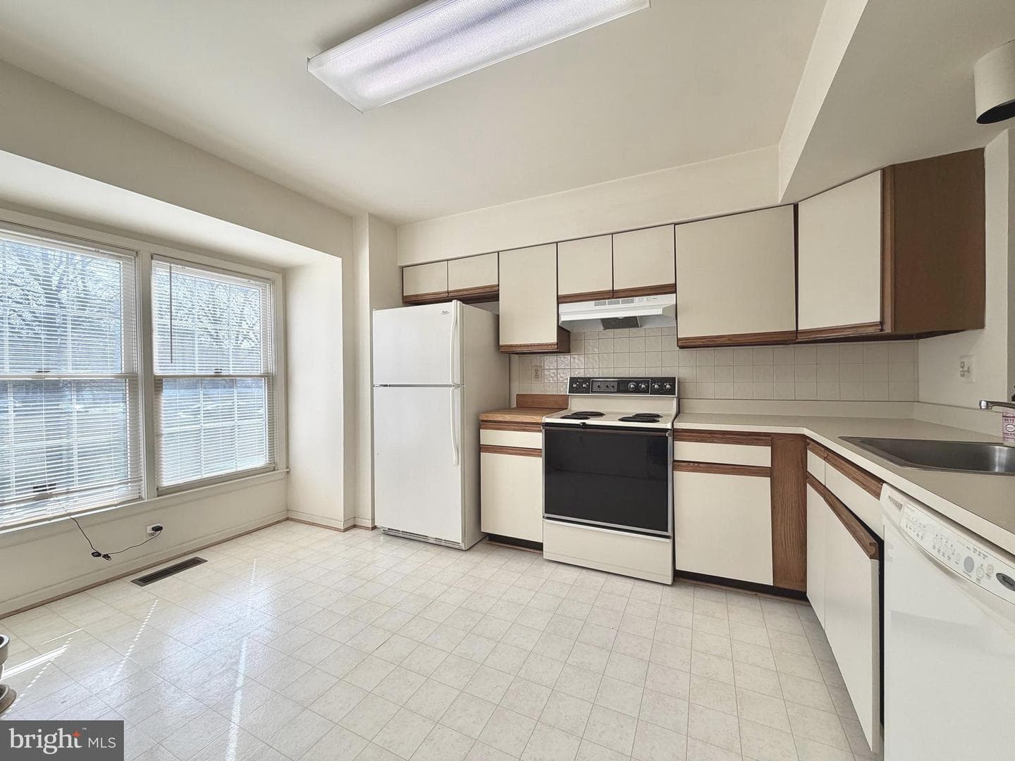3824 Swan House Court photo 4